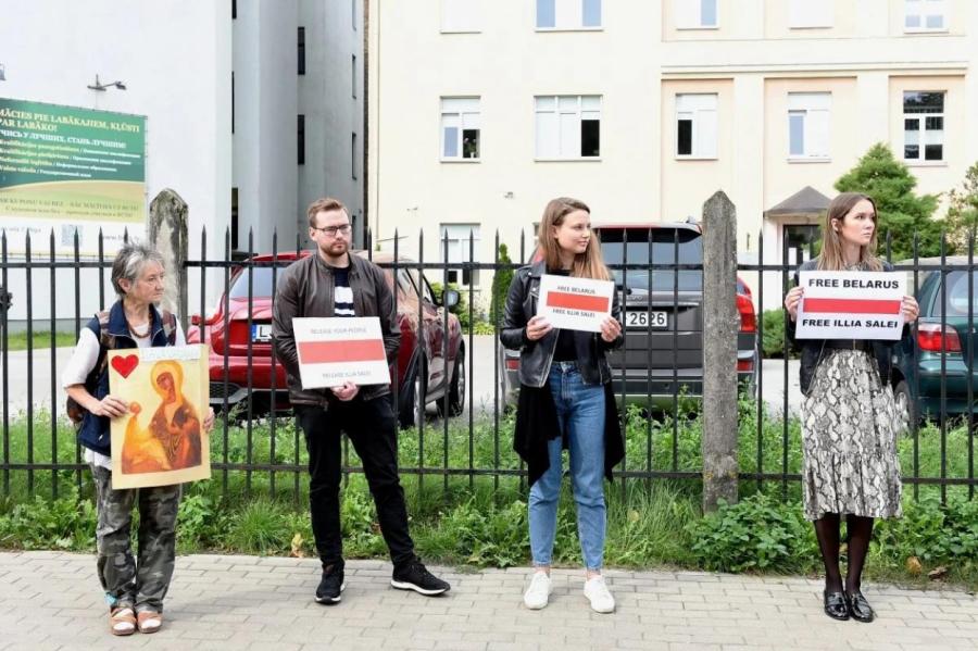 Латвийцы вновь протестуют против режима Лукашенко у посольства Белоруссии