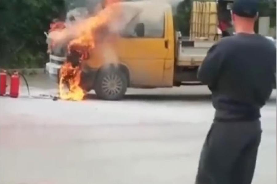 ЧП в Екабпилсе: у местного магазина горит грузовой автомобиль (+ВИДЕО)