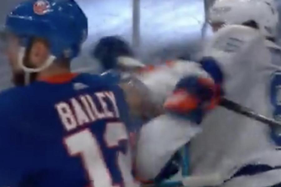 Российский игрок НХЛ ударил соперника и спровоцировал массовую драку (ВИДЕО)