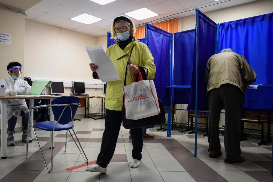 "Единая Россия" побеждает на местных выборах в РФ