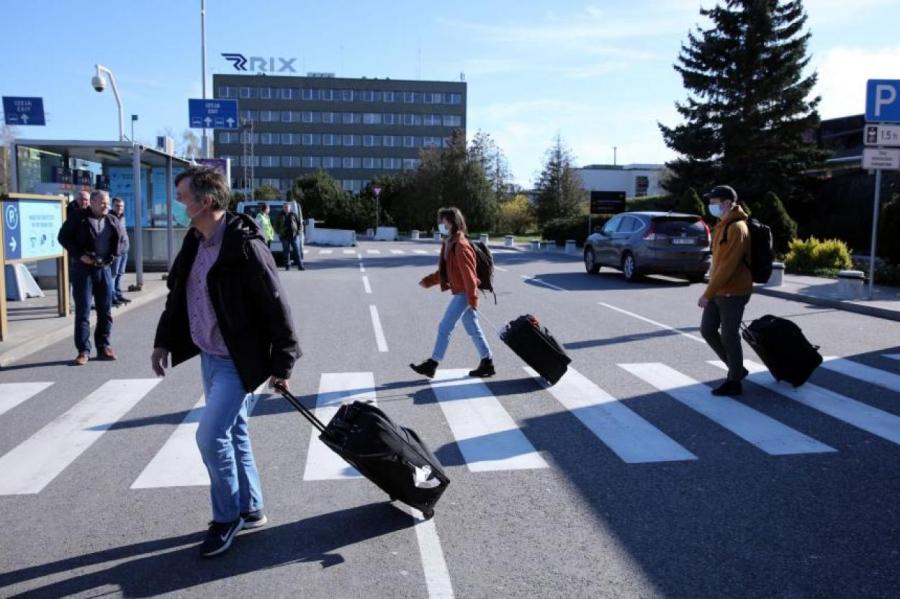 Вступает в силу сокращенный срок самоизоляции для въезжающих в Латвию
