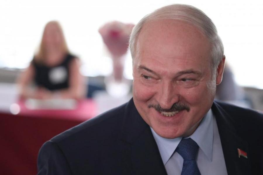 Вышедшего к женщинам Лукашенко растрясли и заласкали (ВИДЕО)