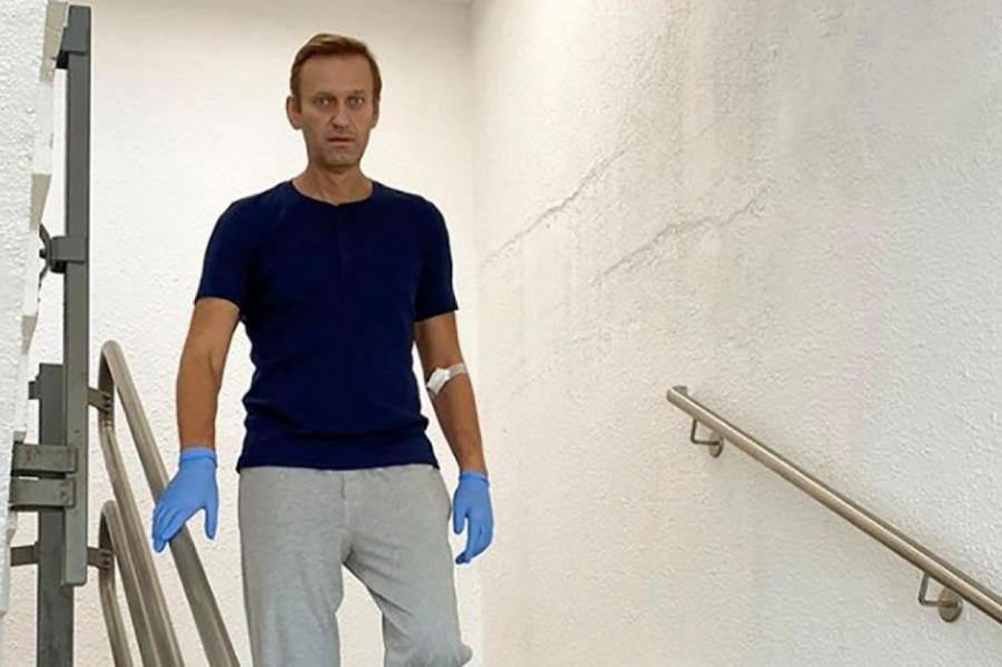 Навальный написал в инстаграме, что уже может ходить