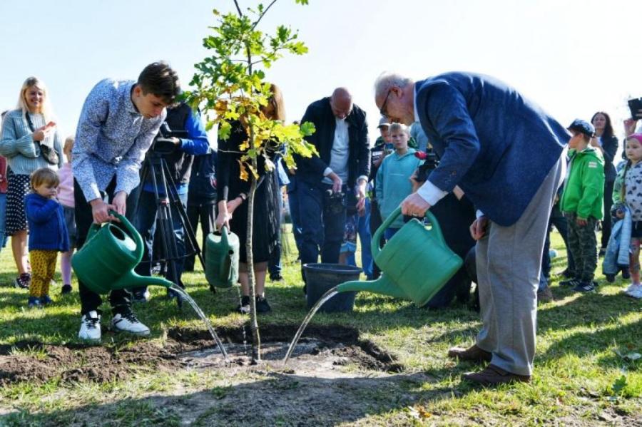Президент открыл первый в мире парк “Деревьев счастья”