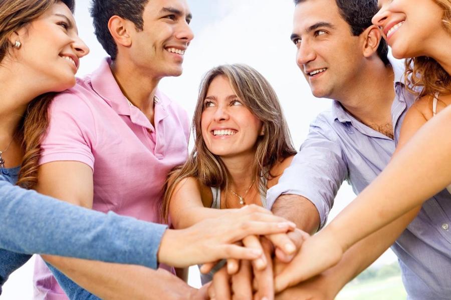 Исследование: с друзьями люди чувствуют себя счастливее, чем с семьей