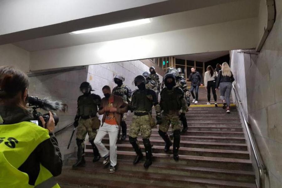 Водометы, газ: в Минске прошли жесткие задержания протестующих (ВИДЕО)