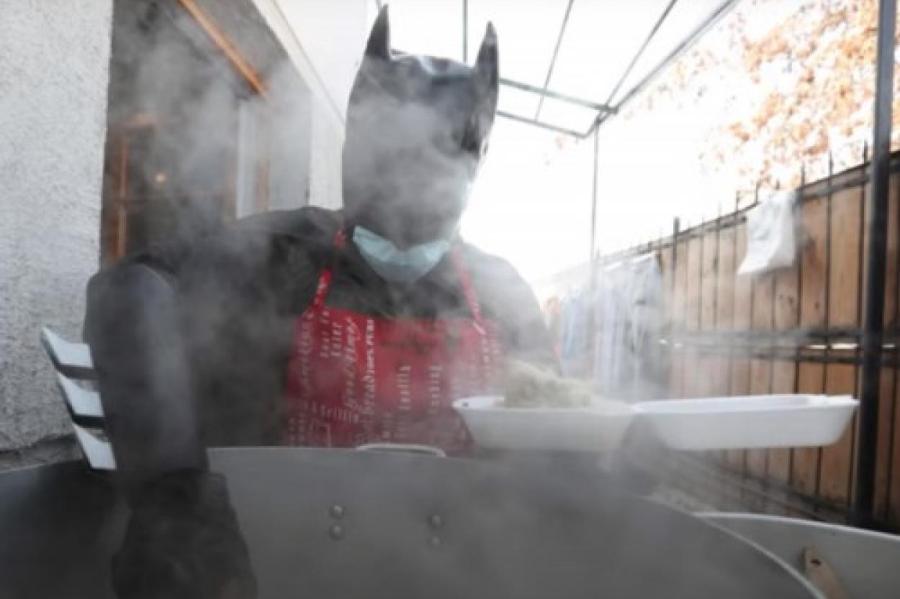 Житель Чили в костюме Бэтмена развозит еду бездомным