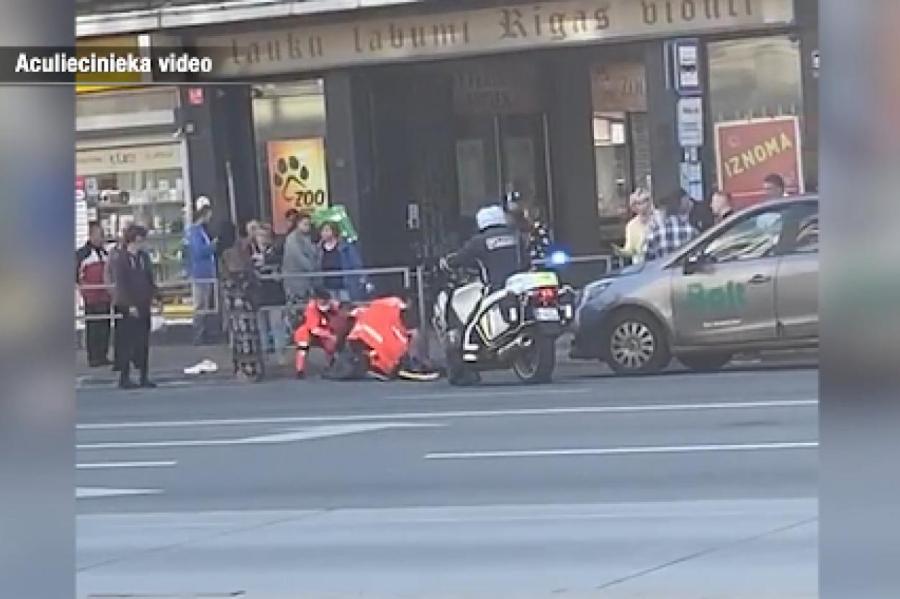 ВИДЕО: под колеса такси в центре Риге попал человек