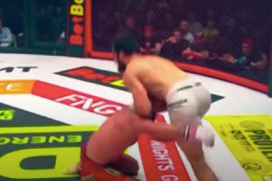 Российский боец MMA ударил соперника коленом в голову