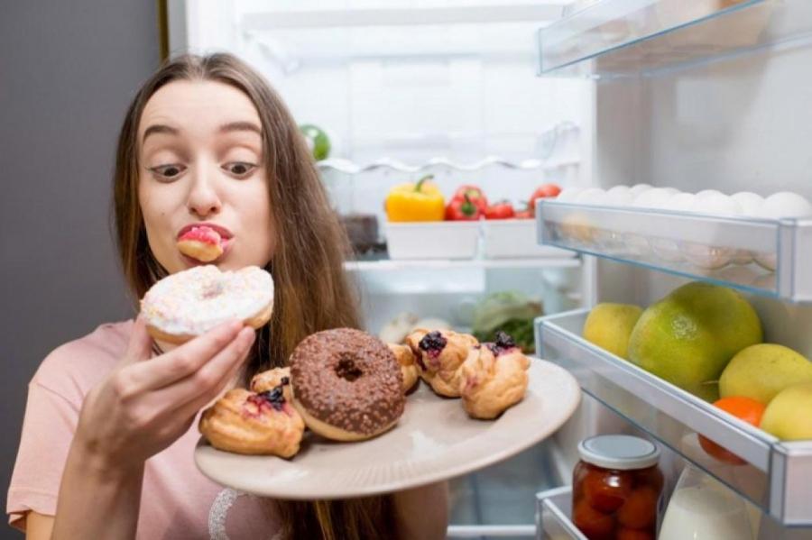 Почему люди постоянно перекусывают сладким и как отказаться от этой привычки