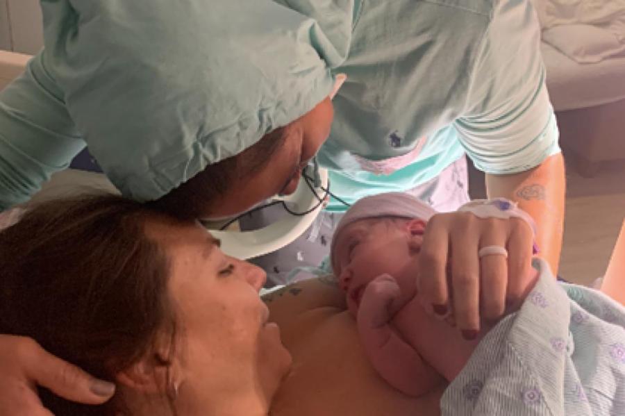 У чемпионки UFC и ее партнерши родился ребенок