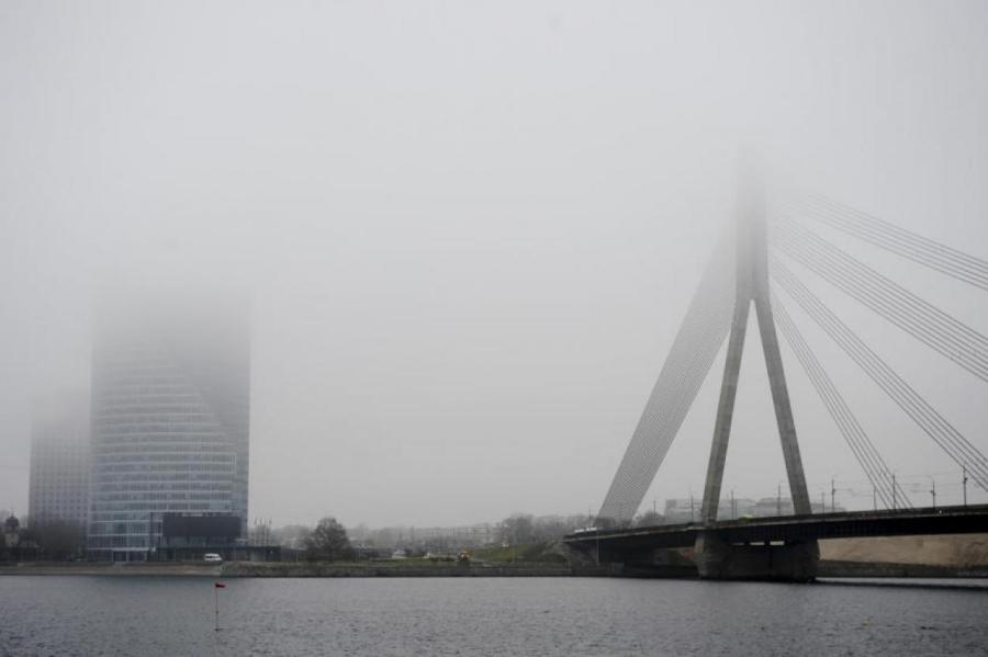 Эксперт рассказала, когда желтая дымка покинет небо Латвии