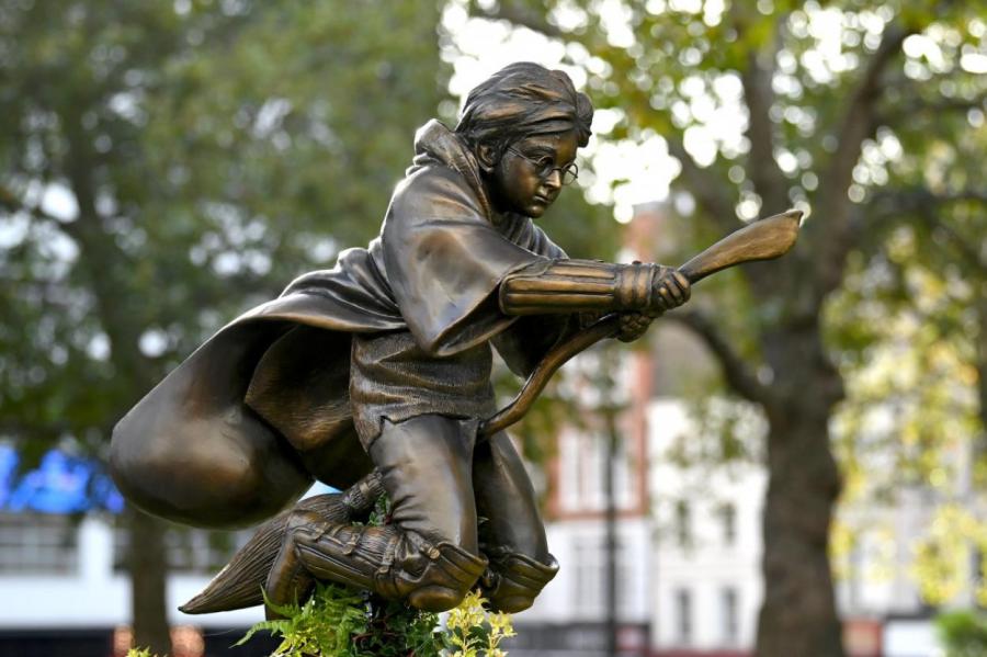 В центре Лондона поставили памятник Гарри Поттеру