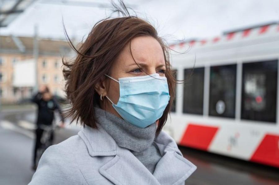 Женщину без маски избили в московском метро из-за ее кашля