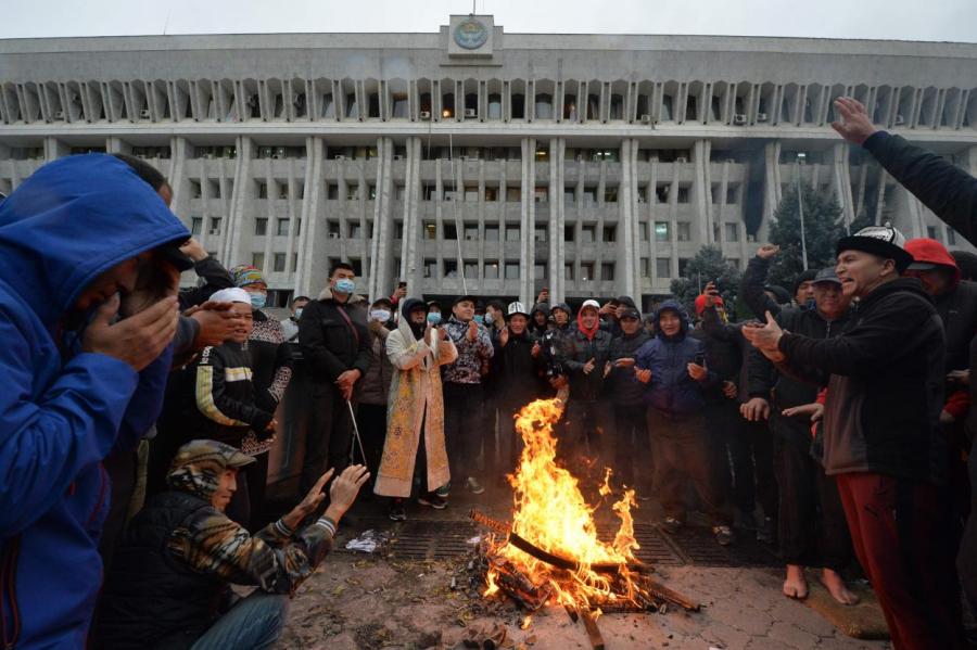 Число пострадавших в протестах в Бишкеке превысило тысячу