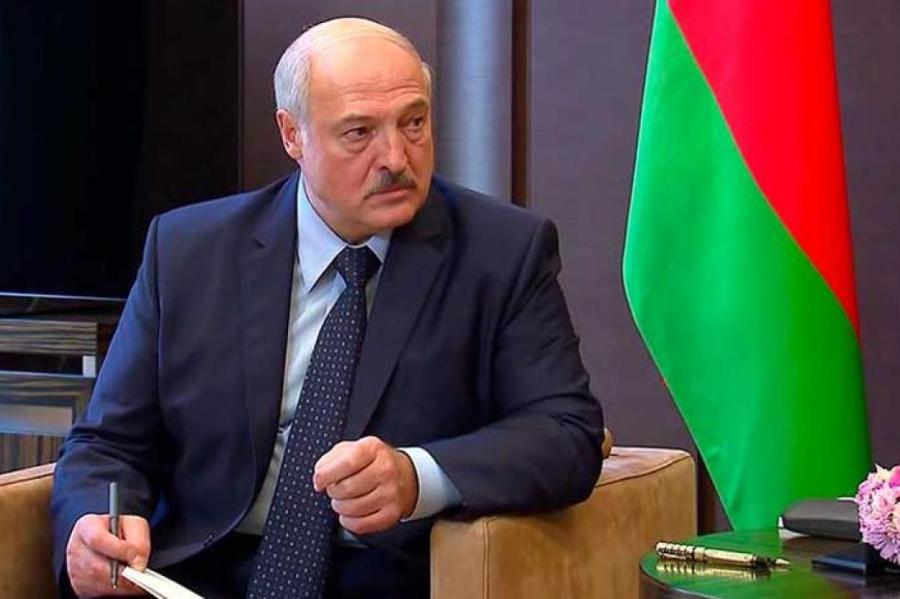 «Суровые обстоятельства его прижали»: эксперты о странном поступке Лукашенко