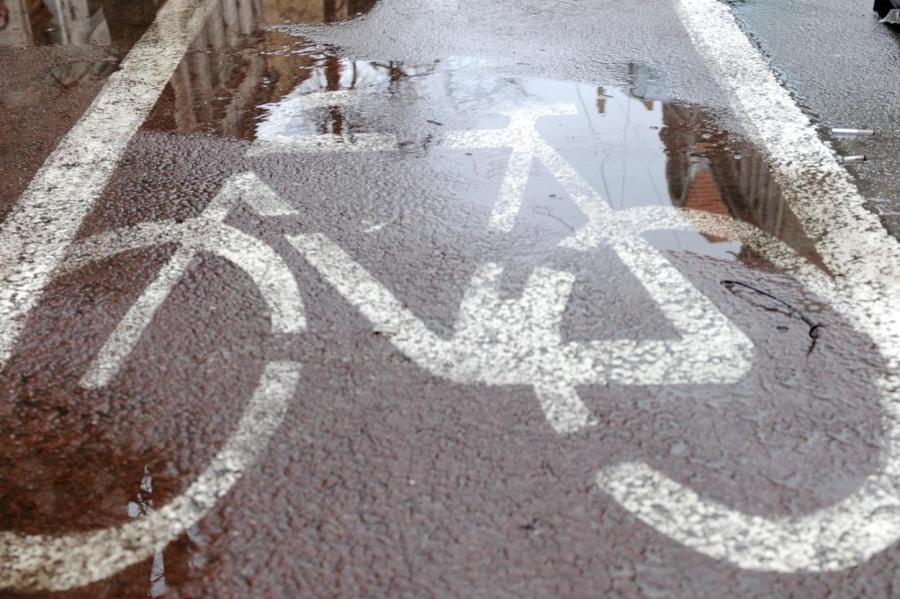 Эксперты раскритиковали велодорожку, проложенную вдоль улицы Краста