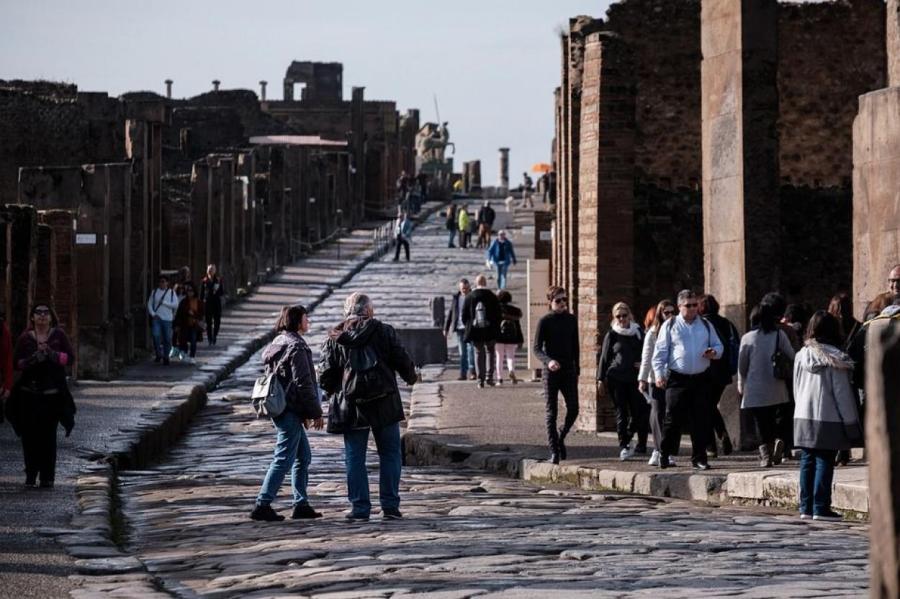 Туристка вернула украденные из Помпей артефакты, испугавшись проклятия