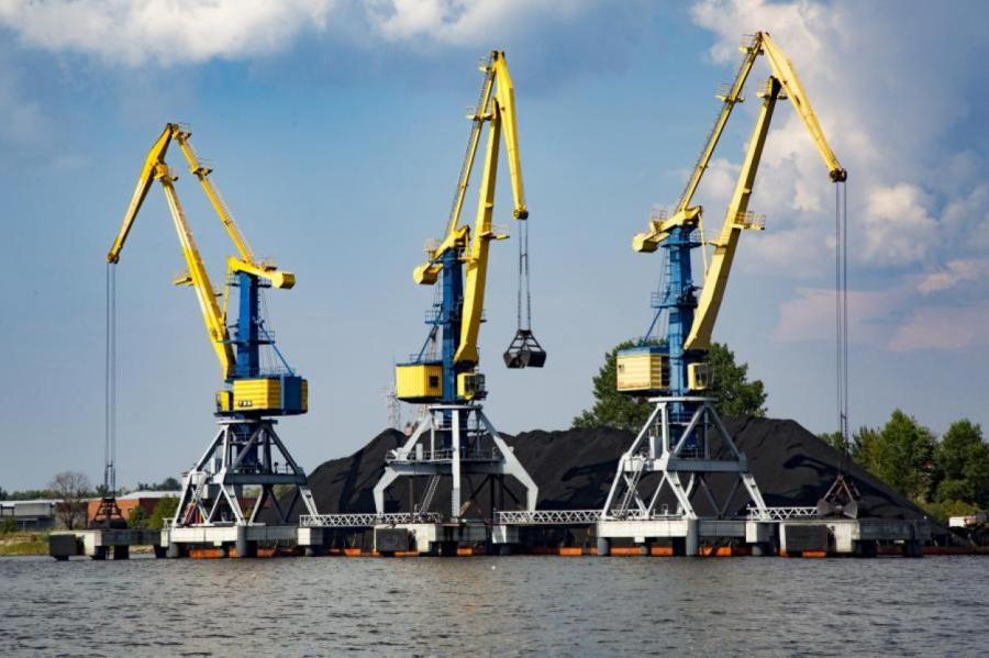 Грузооборот латвийских портов за девять месяцев упал почти на треть