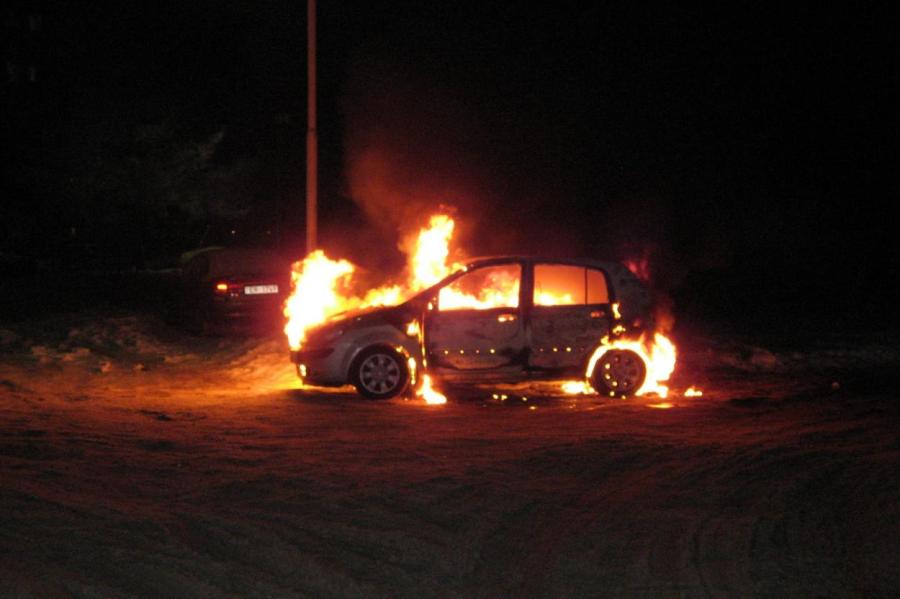 В Риге перевернулся и загорелся автомобиль, водитель погиб