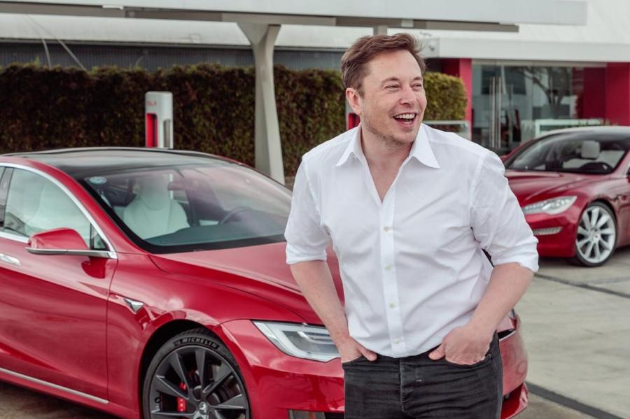 Илон Маск ради шутки снизил цену на Tesla Model S до $69420