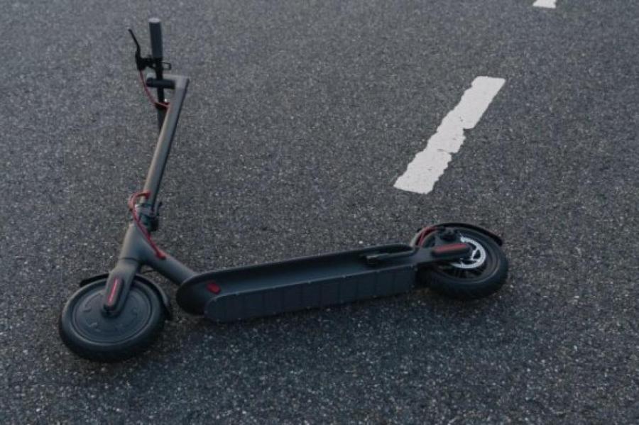 На Вентспилсском шоссе в ДТП погиб водитель электроскутера