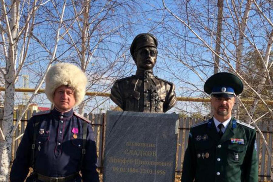 Под Оренбургом на улице Чапаева установили памятник его убийце