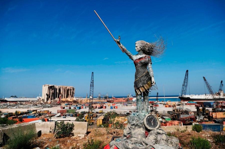 Ливанская художница использовала для создания статуи битое стекло и обломки