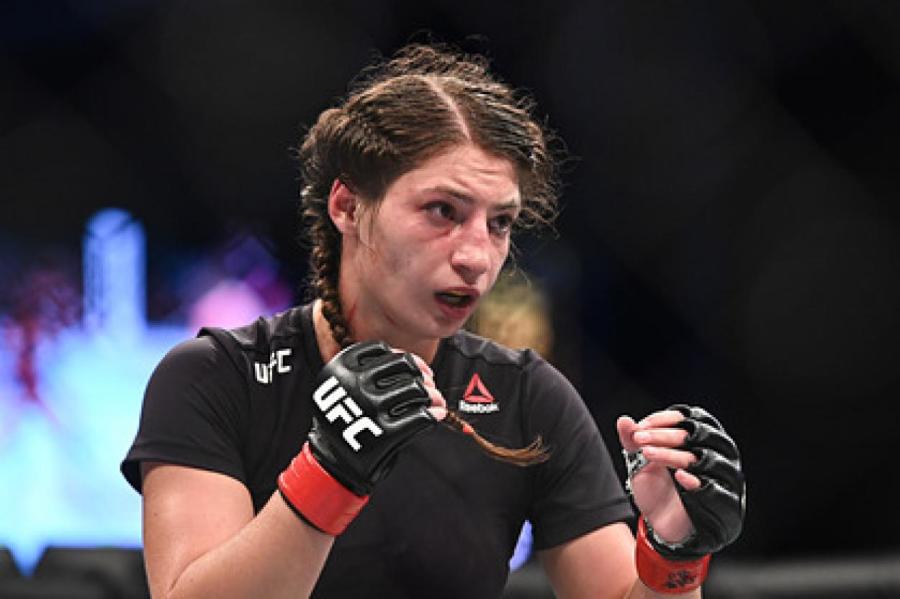 Российская девушка-боец UFC получила страшное рассечение носа и проиграла