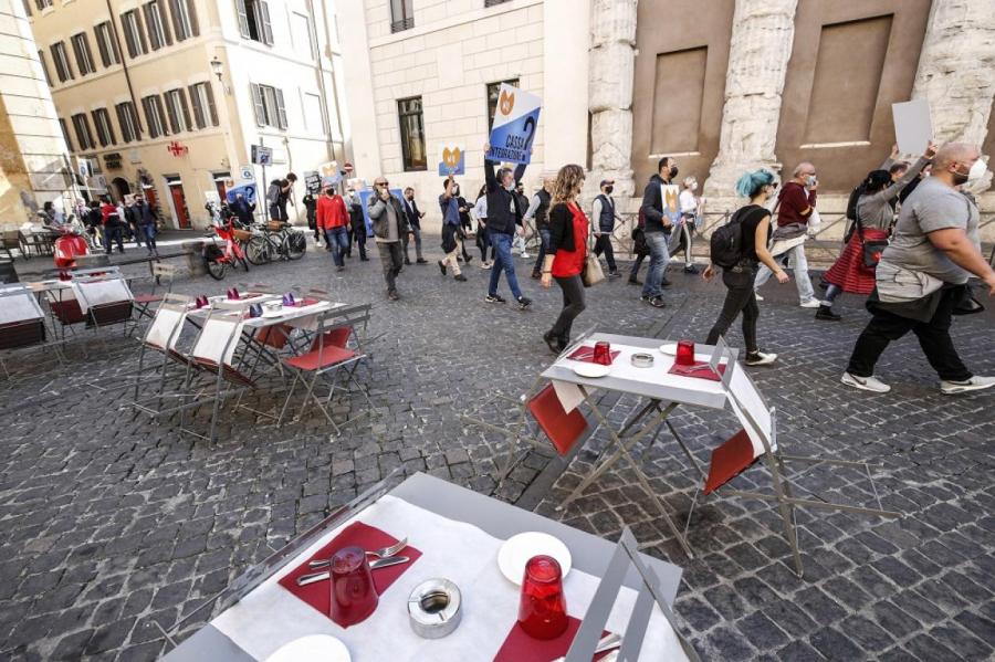 В Италии закрывают театры, кино, спортзалы; ресторанам сократят время работы