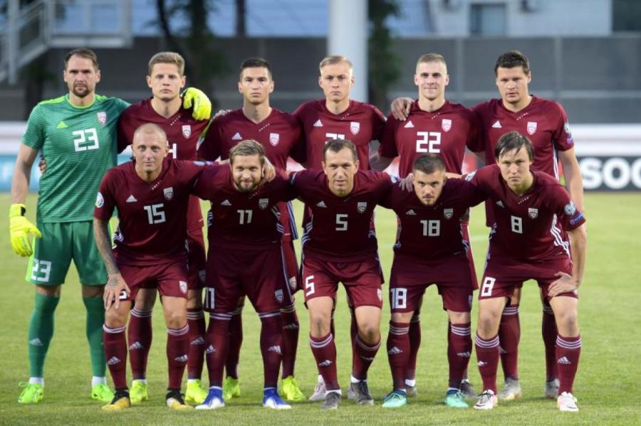 Почему латвийская футбольная сборная - команда Дедов морозов?