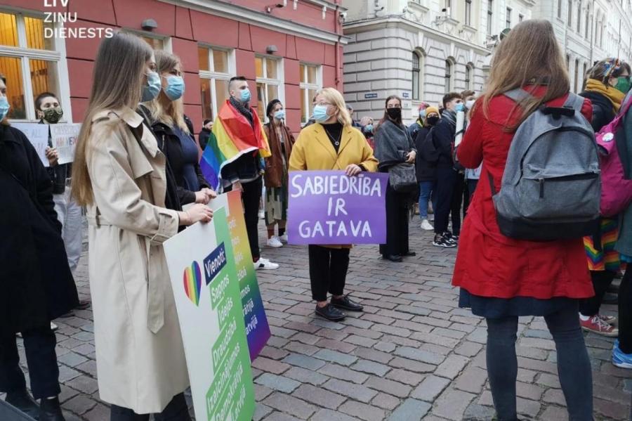 Представитель ЛГБТ: отношение латвийцев и церкви к гей-союзам меняется, но...