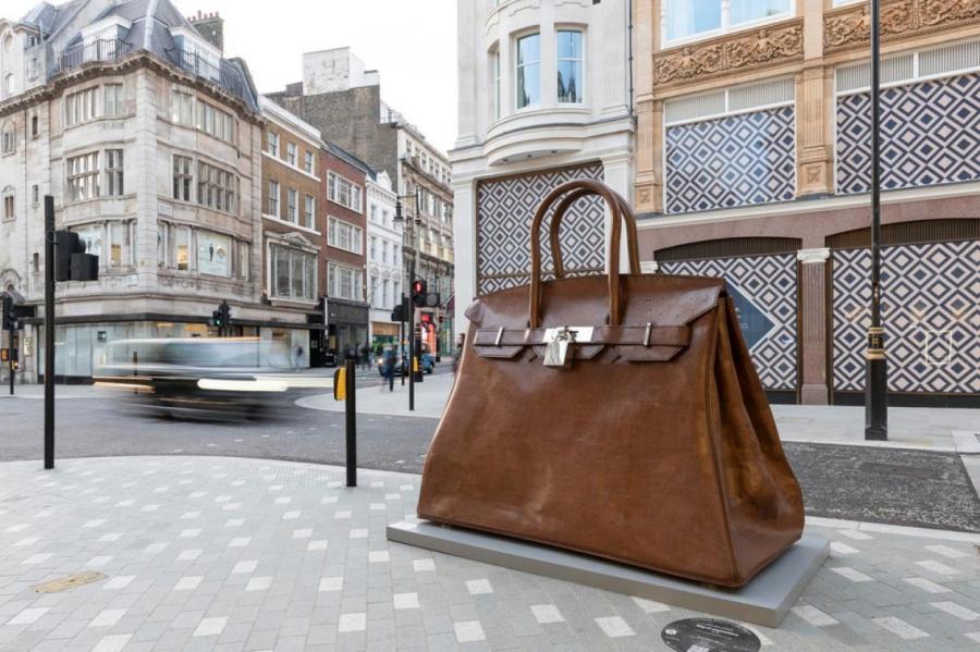 Взгляните на гигантскую скульптуру сумки Hermès Birkin