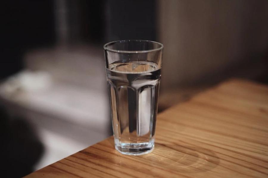 Почему с утра нельзя пить воду, оставленную на ночь в стакане
