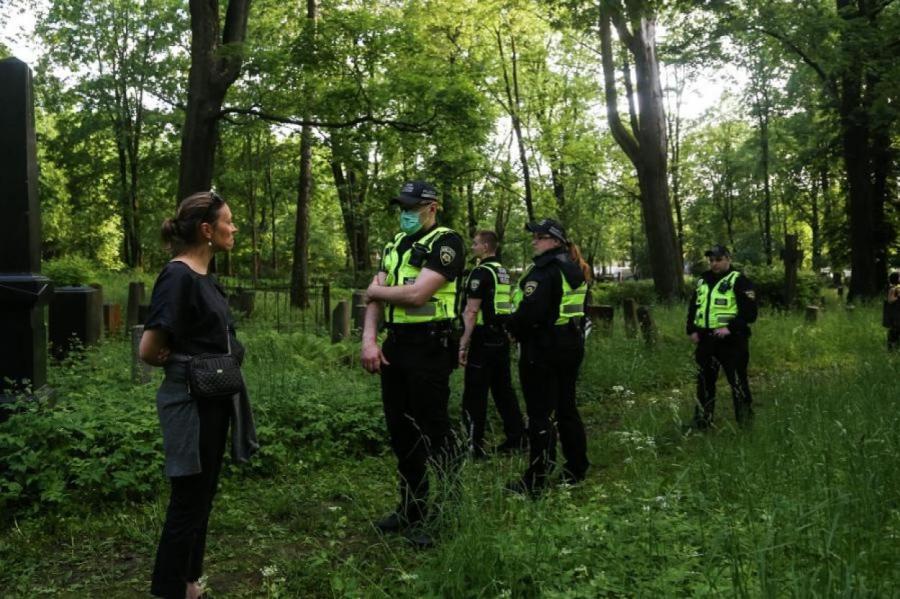 Полиция Латвии отказалась наказывать за призывы не носить маски