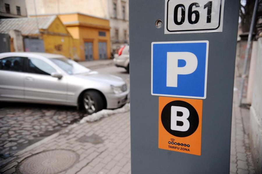 Сменят зону: стоимость парковки вокруг Старой Риги обещают снизить