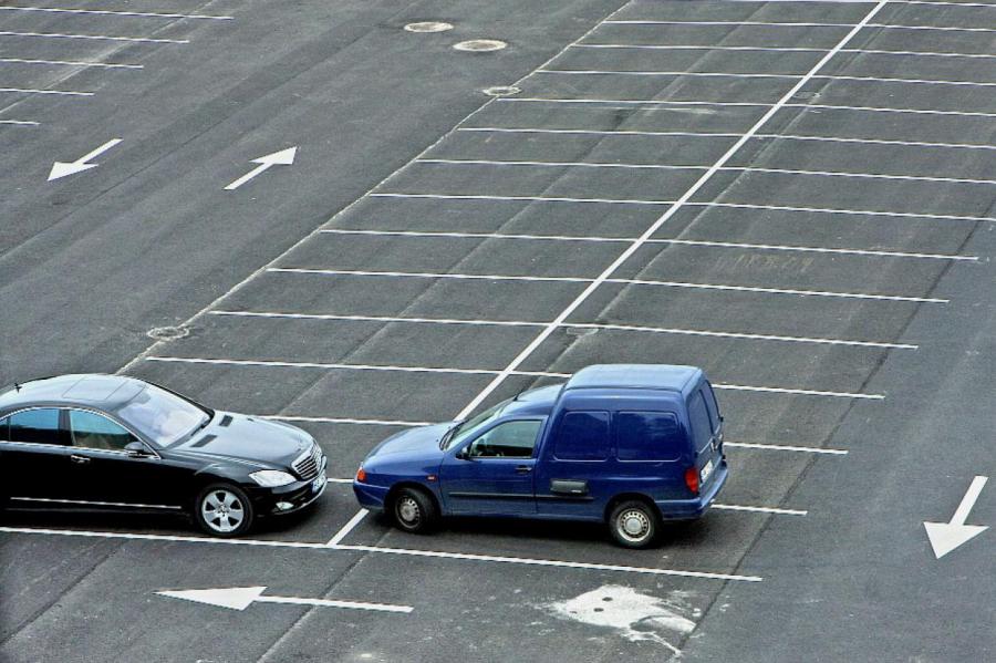 В микрорайонах Риги появятся сотни бесплатных мест для парковки