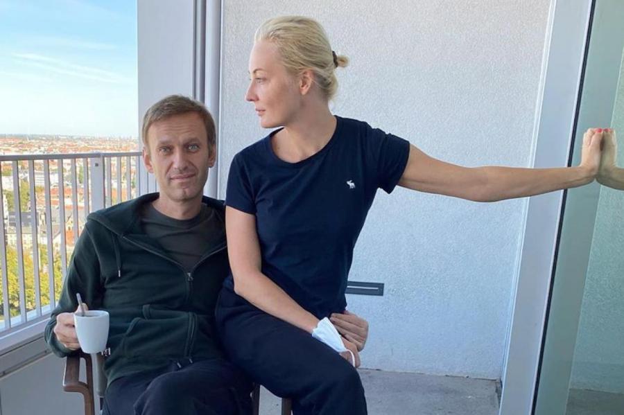 Жена Навального рассказала, почему ему стало плохо в самолете