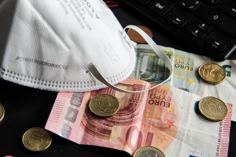 Латвия доплатит до 500 евро пострадавшим от кризиса работникам неполных ставок