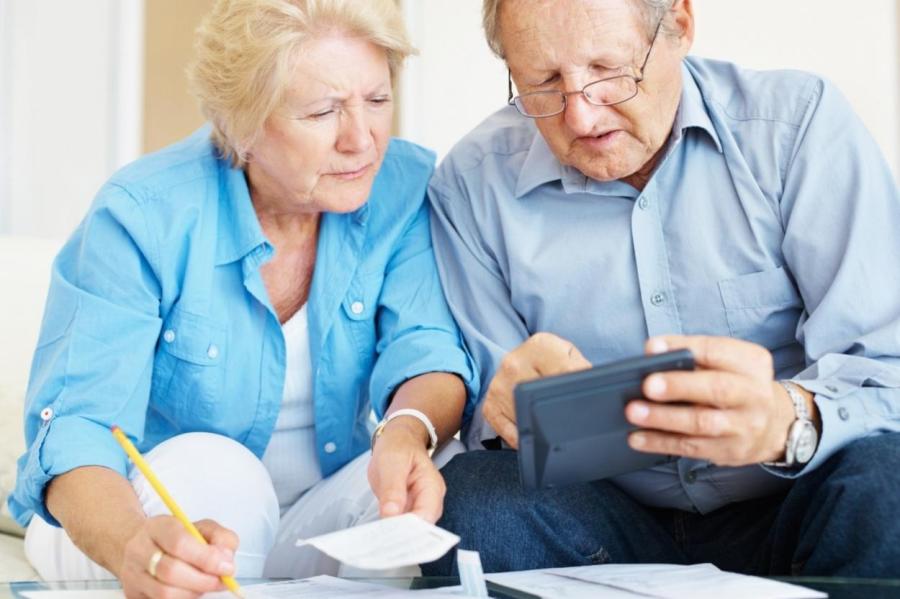 COVID-19 и пенсии: пенсионеры снова в группе риска