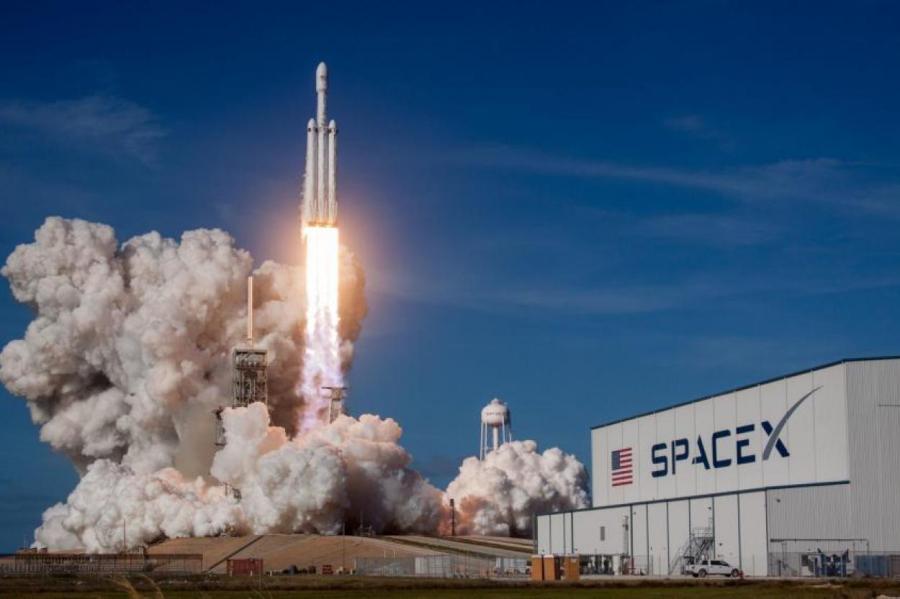 Сформирован первый экипаж из туристов для полета на SpaceX к МКС