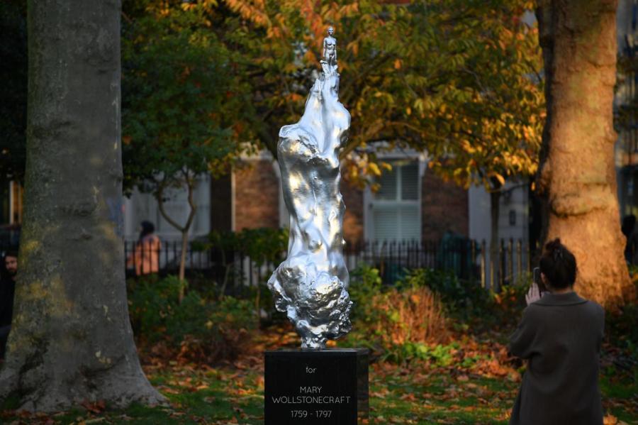 Памятник первой феминистке в Лондоне возмутил феминисток