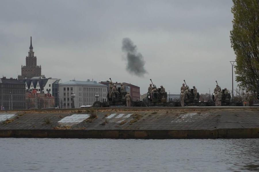 В центре Риги открыт огонь из артиллерии (ВИДЕО)