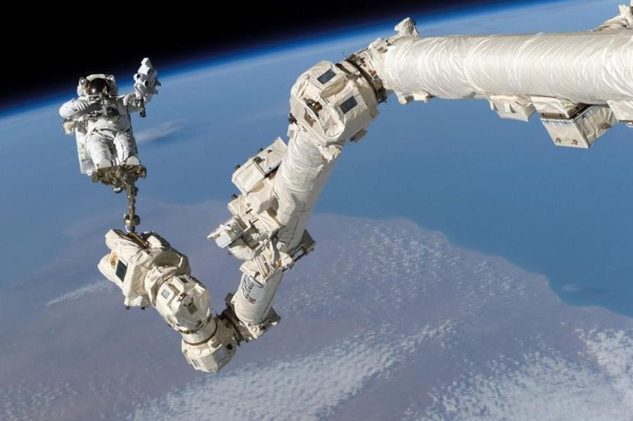 Космонавты выбросили на орбите грязные полотенца