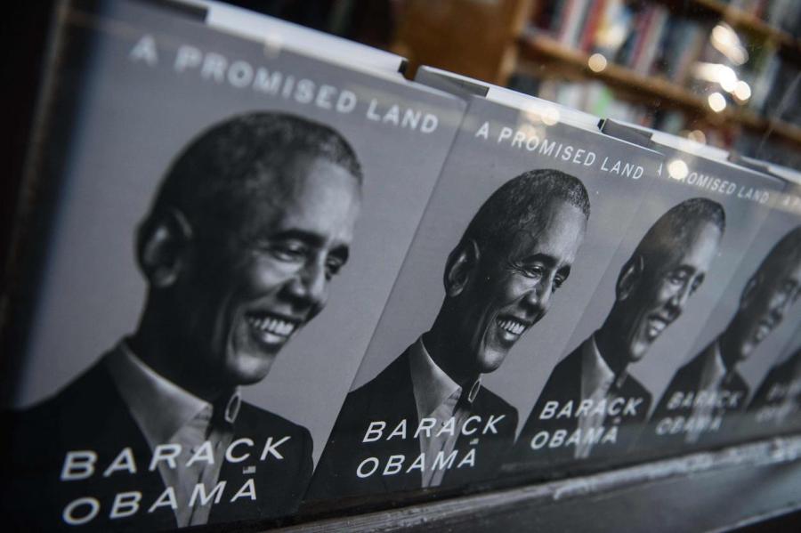 Первый том книги Обамы установил рекорды в первый день продаж