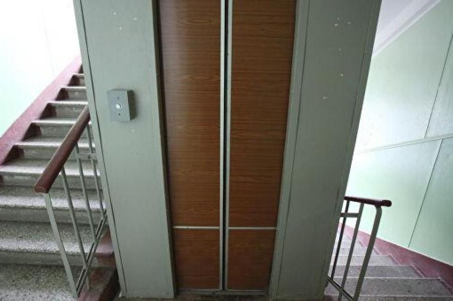 Скандал, в Риге некому ремонтировать лифты! В RNP сообщили, когда они поедут