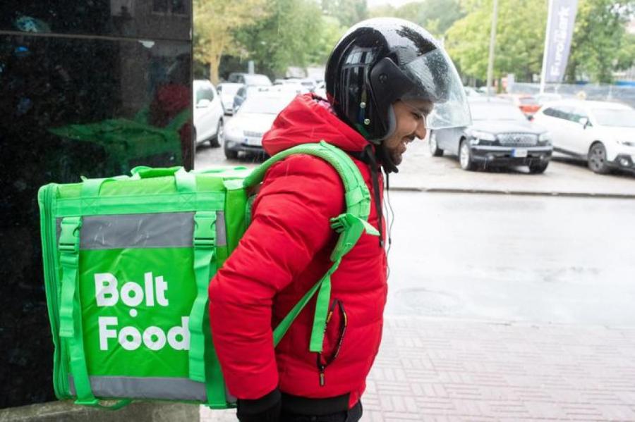 Рижанка возмущена: еду “Bolt Food” развозят люди, не знающие латышского языка