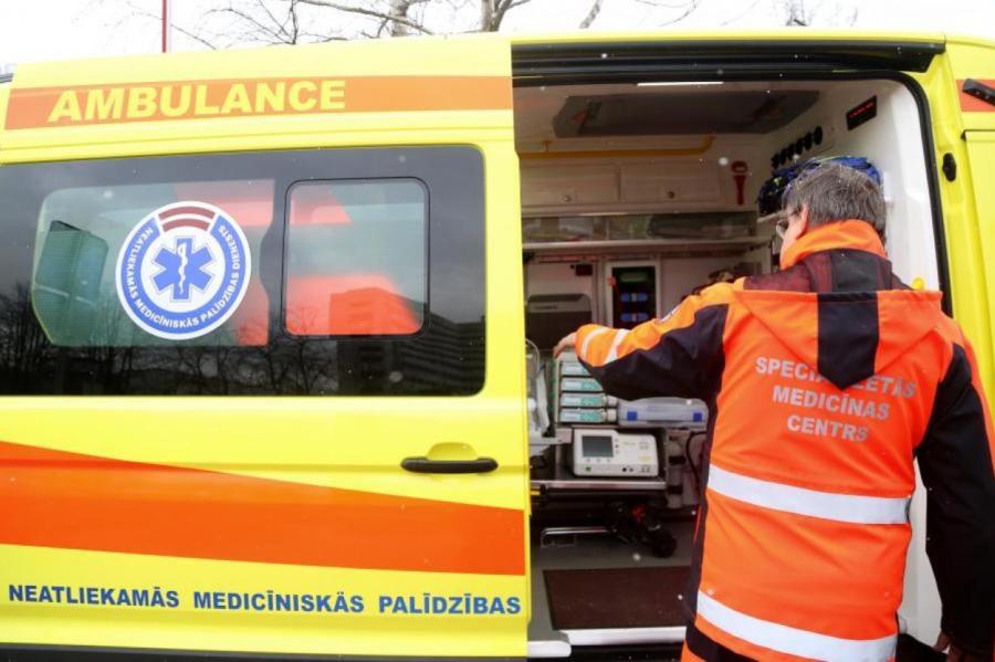 Полиция благодарит очевидицу за спасение человека в Риге