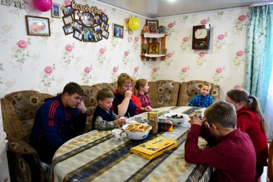 Рубль всему голова: из-за падения доходов жители РФ стали больше есть хлеба