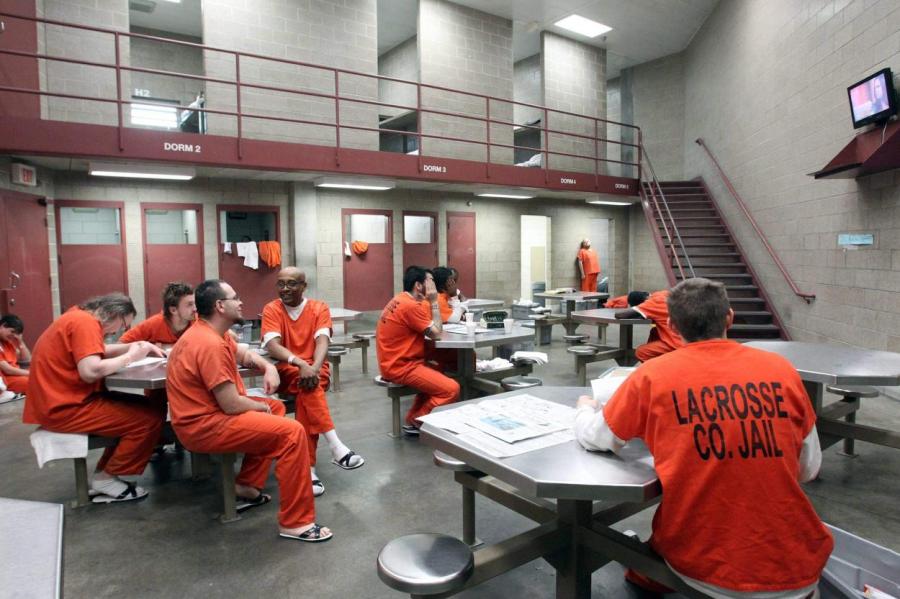 В Калифорнии заключённые незаконно получили пособия по безработице на миллионы $